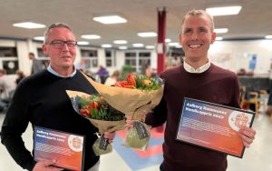 Orla Pedersen og Stein-Erik Skotkjerra vinder handicappris - portræt med pris og blomster